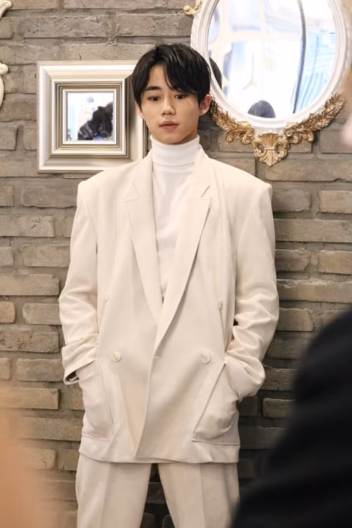 Ở tuổi 20, nam diễn viên phim “Vườn sao băng” nhập ngũ. Sau khi xuất ngũ, anh đóng phim nhưng chưa có vai diễn ấn tượng. Ảnh: Zing