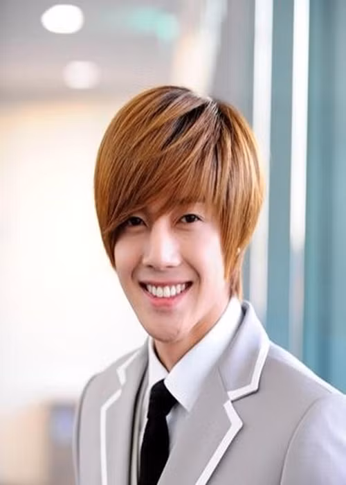 Giống như Lee Min Ho, Kim Hyun Joong vụt sáng nhờ vai diễn trong “Vườn sao băng”. Sau “Vườn sao băng”, anh đóng phim, đi hát. Sự nghiệp của Kim Hyun Joong lao dốc khi vào năm 2014, anh vướng scandal với bạn gái cũ. Vụ kiện tụng giữa Kim Hyun Joong và bạn gái cũ chính thức kết thúc vào năm 2020. Phần thắng thuộc về tài tử của “Vườn sao băng” khi bạn gái cũ không đưa ra được bằng chứng khẳng định bản thân bị Kim Hyun Joong bạo hành đến mức sảy thai. Ảnh: VOV