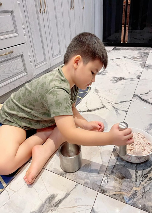 Hai con trai của Đăng Khôi tự lập từ khi còn nhỏ, biết phụ việc nhà, nấu ăn.