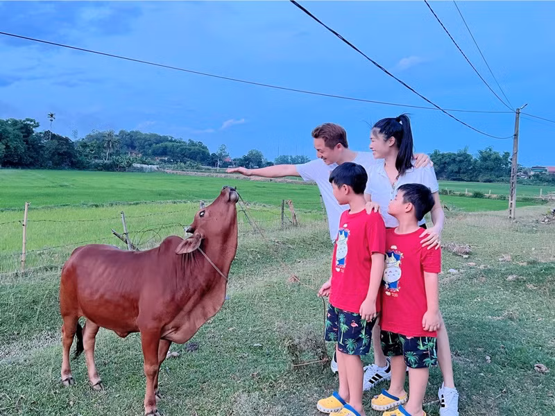 Hai con trai của Đăng Khôi thường xuyên về quê nghỉ hè. "Vợ chồng tôi luôn muốn các con biết nhiều về cuộc sống xung quanh, về các môi trường, hoàn cảnh sống khác biệt thay vì quanh quẩn trong máy lạnh, tivi, điện thoại trong dịp nghỉ hè", Thủy Anh cho biết.