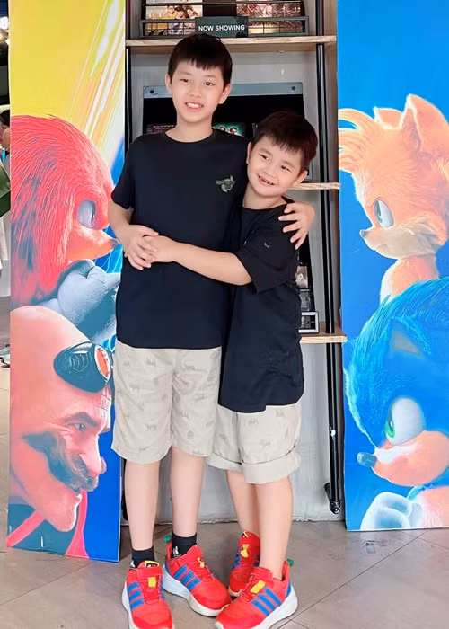 Hai nhóc tì nhà Đăng Khôi yêu thương lẫn nhau.