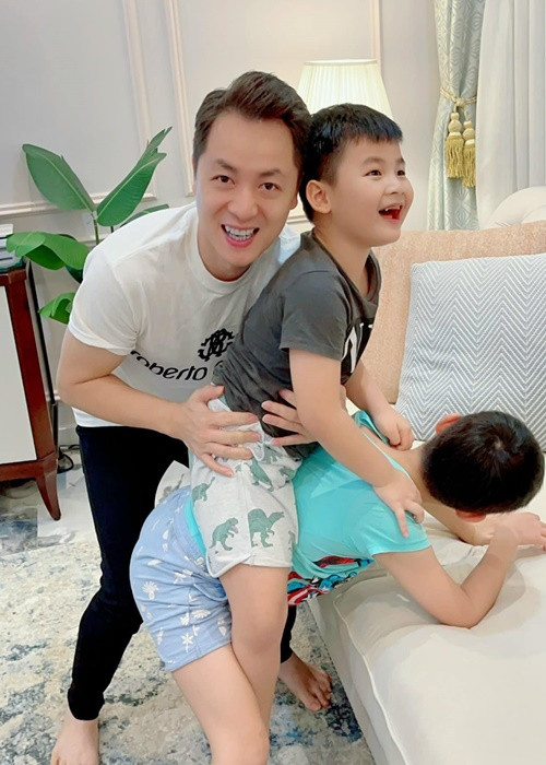 Con trai đầu lòng của Đăng Khôi sẵn sàng cõng em trai.