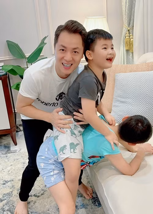 Con trai đầu lòng của Đăng Khôi sẵn sàng cõng em trai.