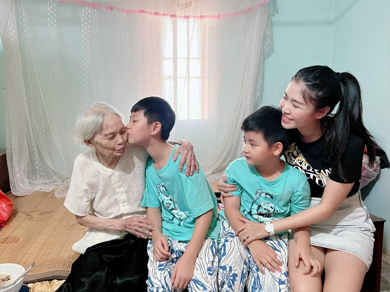 Vợ chồng Đăng Khôi dạy các con lễ phép.