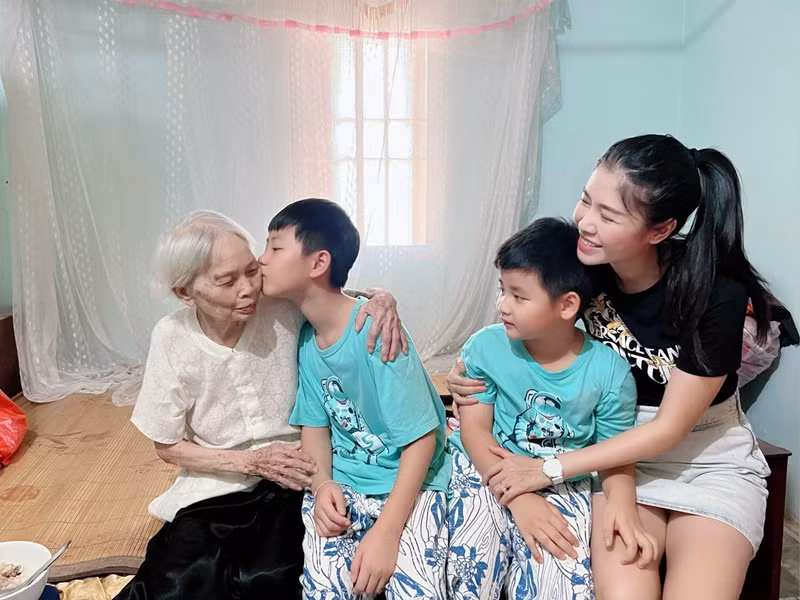 Vợ chồng Đăng Khôi dạy các con lễ phép.