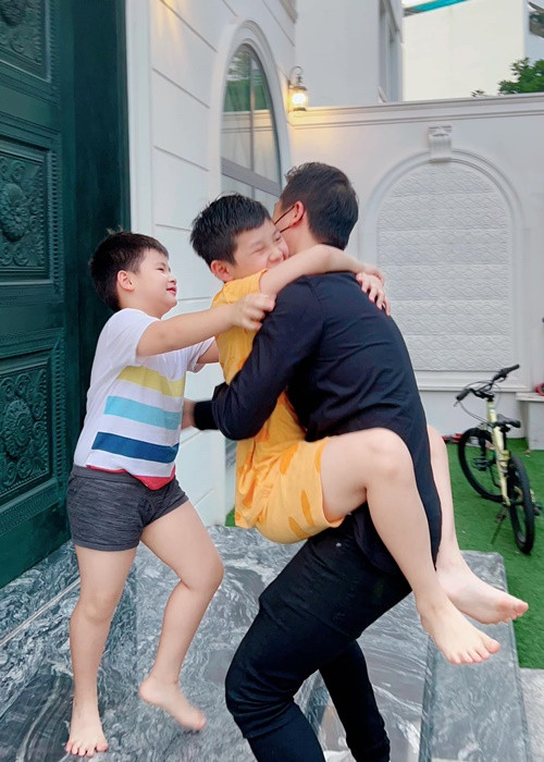 Dù bận rộn, Đăng Khôi luôn cố gắng dành thời gian cùng vợ chăm sóc cho các con.