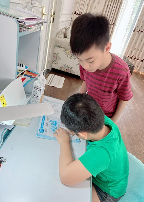 Bé Ken kèm cặp cậu em trai học hành.