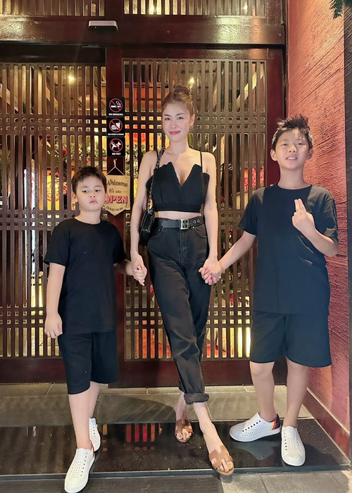 Bé Ken sinh năm 2012, tên Đăng Khang còn bé Đăng Anh sinh năm 2015.