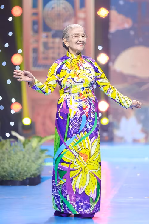  Nghệ sĩ Phi Điểu đảm nhận vai trò người mẫu trong show thời trang với chủ đề "Lụa nối miền di sản". Ảnh: Vietnamnet