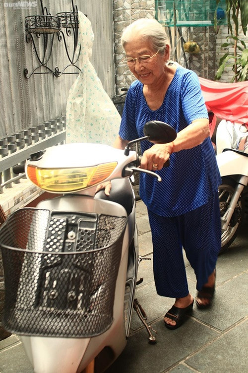 "Cuộc đời tôi không có nghỉ ngơi nên các con cũng đã quen với việc này. Một vài lần tôi bị tai nạn xe, các con cũng có góp ý, nhắc nhở nên cẩn thận hơn", “người bà quốc dân” chia sẻ. Ảnh: VTC