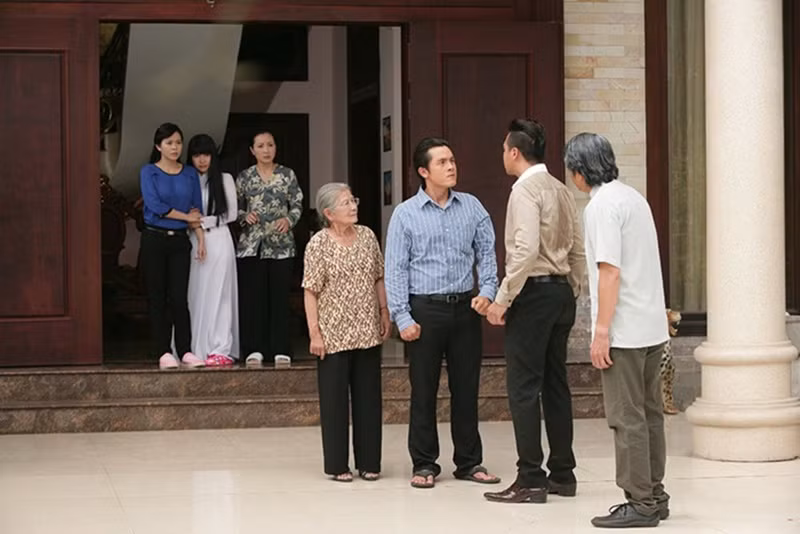 NSƯT Phi Điểu từng làm phát thanh viên của Đài tiếng nói Việt Nam, sau đó là Đài tiếng nói nhân dân TP. Hồ Chí Minh. Sau khi nghỉ hưu năm 1991, bà đóng phim truyền hình, điện ảnh, MV ca nhạc, diễn kịch. Ảnh: HTV