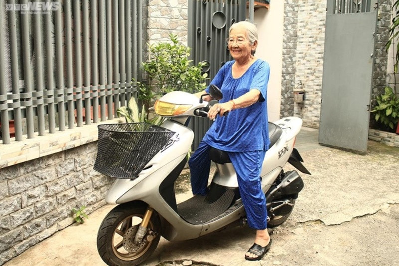 Theo Người lao động, nghệ sĩ Phi Điểu thường tự chạy xe máy đến phim trường. Con cháu từng khuyên bà di chuyển bằng phương tiện khác cho đỡ nguy hiểm nhưng bà không muốn vì "thích cảm giác tự chủ động thời gian và rèn luyện phản xạ". Ảnh: VTC