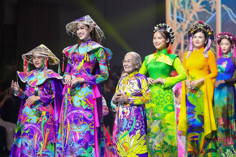 “Người bà quốc dân” hiếm khi trình diễn thời trang. Ảnh: Vietnamnet