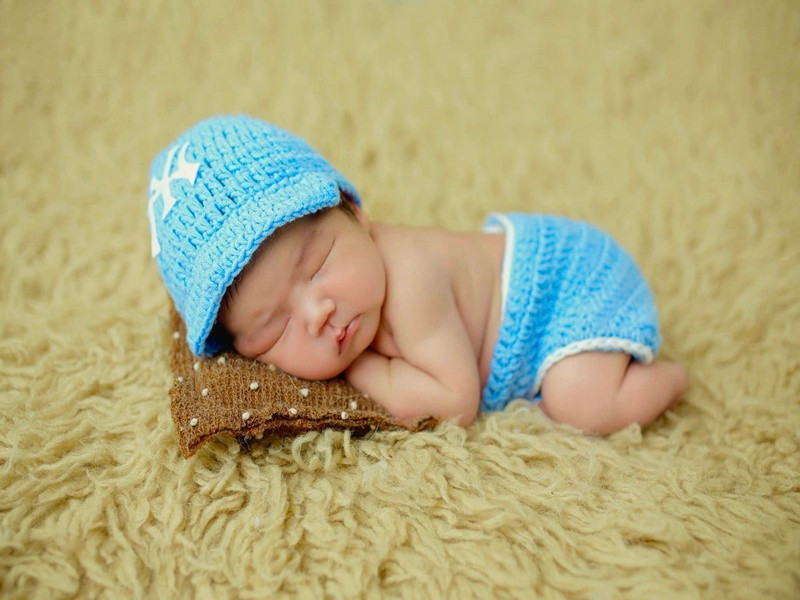 "Con Nguyễn Khánh Văn Văn xin chào cô chú ạ! Con vừa được gia nhập vào gia đình của ba Khánh Đơn mẹ Huỳnh Như. Giờ trong nhà con là nhóc trùm, mai 2 mẹ con con đi Mỹ sống rồi, vì mẹ bảo mẹ sống ở Việt Nam con sống giờ Mỹ mẹ con đu theo không nổi. Chào mừng con đến với gia đình, yêu con", Khánh Đơn viết trên trang cá nhân.