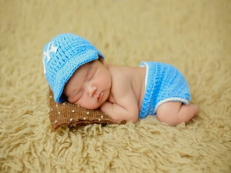 "Con Nguyễn Khánh Văn Văn xin chào cô chú ạ! Con vừa được gia nhập vào gia đình của ba Khánh Đơn mẹ Huỳnh Như. Giờ trong nhà con là nhóc trùm, mai 2 mẹ con con đi Mỹ sống rồi, vì mẹ bảo mẹ sống ở Việt Nam con sống giờ Mỹ mẹ con đu theo không nổi. Chào mừng con đến với gia đình, yêu con", Khánh Đơn viết trên trang cá nhân.