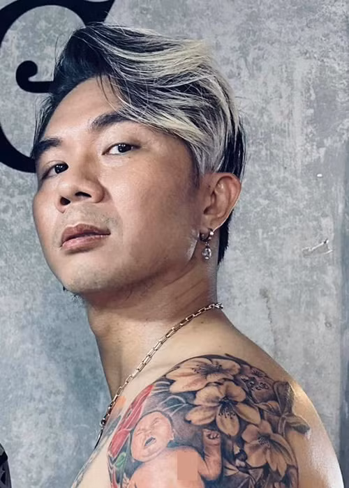 Cận cảnh hình xăm mới của Khánh Đơn.