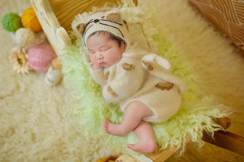 Khi con trai chào đời, Khánh Đơn xăm hình ảnh quý tử lên cánh tay.