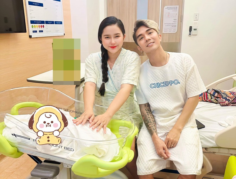 Huỳnh Như - bà xã Khánh Đơn sinh con trai vào ngày 16/3. Ban đầu, vợ chồng nam ca sĩ giấu mặt quý tử.