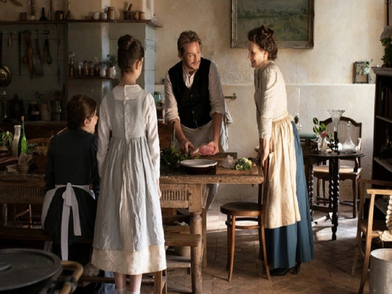 Phim “Niềm đam mê của Doudin Bouffant” lấy bối cảnh thế giới ẩm thực Pháp năm 1885. Nội dung phim kể về tình yêu giữa đầu bếp Eugenie và người đàn ông sành ăn Dodin Bouffat. Eugenie khao khát tự do, không muốn kết hôn. Dodin quyết định nấu ăn cho Eugenie như một món quà. Ảnh: VTV