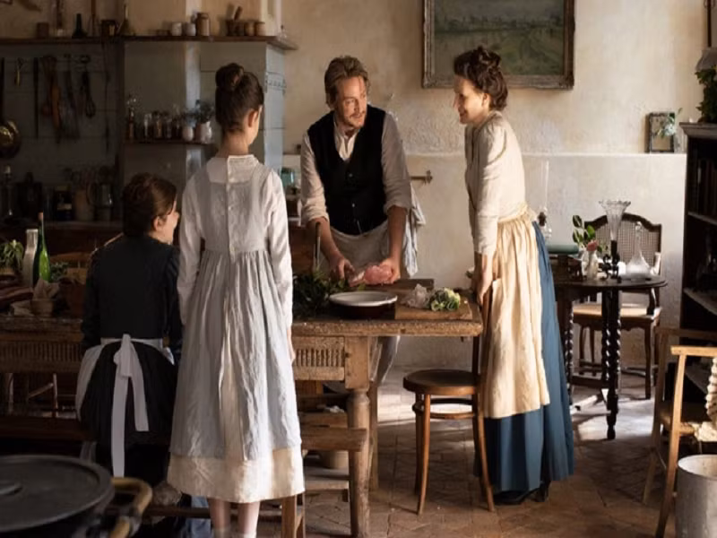 Phim “Niềm đam mê của Doudin Bouffant” lấy bối cảnh thế giới ẩm thực Pháp năm 1885. Nội dung phim kể về tình yêu giữa đầu bếp Eugenie và người đàn ông sành ăn Dodin Bouffat. Eugenie khao khát tự do, không muốn kết hôn. Dodin quyết định nấu ăn cho Eugenie như một món quà. Ảnh: VTV