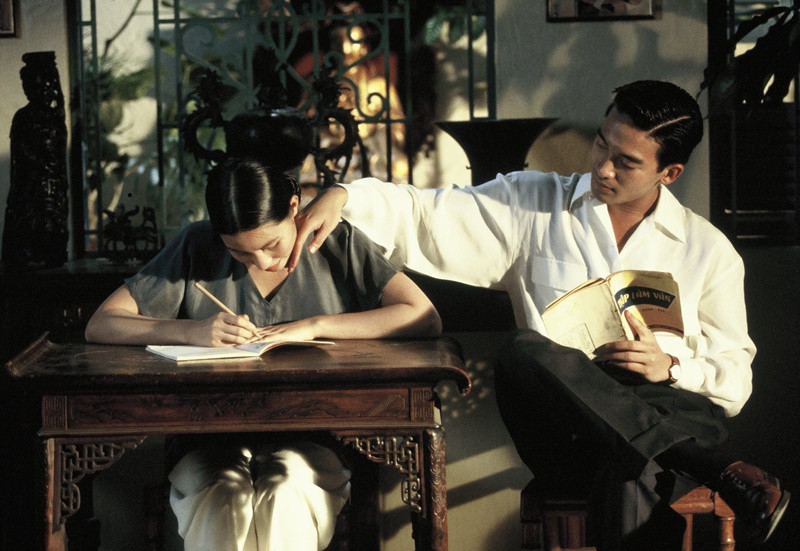 Sau hai bộ phim ngắn được đánh giá cao “Người thiếu phụ Nam Xương” (1988) và Hòn vọng phu (1990), đạo diễn Trần Anh Hùng tạo dấu ấn với phim “Mùi đu đủ xanh” (1993). Nội dung phim kể về một cô bé tên Mùi đi ở từ lúc nhỏ cho một gia đình buôn vải những năm 1950, cho đến khi trở thành thiếu nữ và yêu nghệ sĩ dương cầm Khuyến. Ảnh: Hà Nội mới