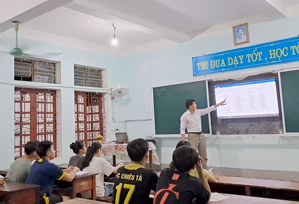 Giao vien vung cao Nghe An day mien phi cho hoc sinh cuoi cap