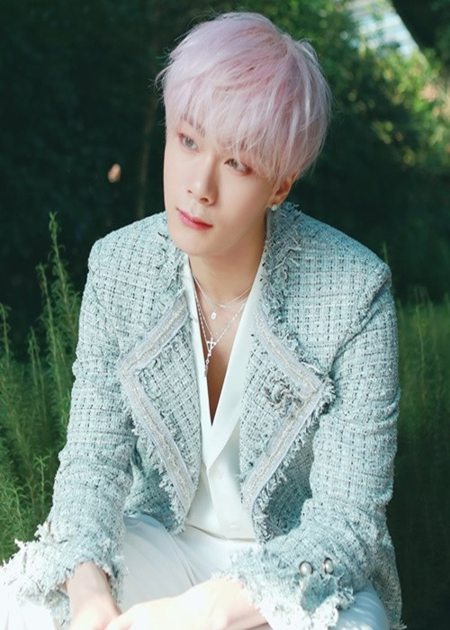 Lần cuối cùng Moonbin (Astro) cập nhật trên tài khoản mạng xã hội chính thức của nhóm nhạc Astro là vào ngày 11/4 vừa qua. Nam ca sĩ 25 tuổi đăng tải hình ảnh hoa bồ công anh đồng thời viết: “Aroha à (fandom của Astro), đây là hoa hoa bồ công anh đó! Hạt giống hoa bồ công anh à, hãy cưỡi gió và bay đi thật xa nhé!”. Tang lễ của Moonbin được tổ chức vào ngày 22/4. Ảnh: Zing