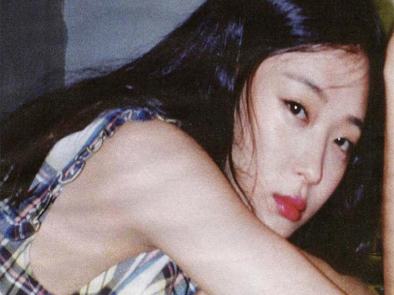 Không ít sao Hàn có hành động tự kết liễu đời mình khi còn rất trẻ. Sulli là một trong số đó. Nữ ca sĩ chọn cách tiêu cực để giải quyết những muộn phiền trong cuộc sống vào năm 2019 khiến người hâm mộ đau lòng. Ảnh: Vietnamnet