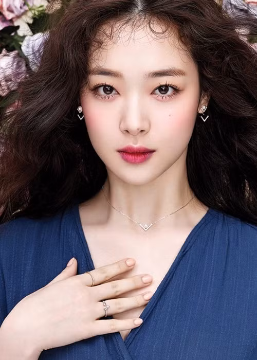 Nhiều bạn bè, đồng nghiệp không thể tin Sulli qua đời ở tuổi 25. Ảnh: Người lao động