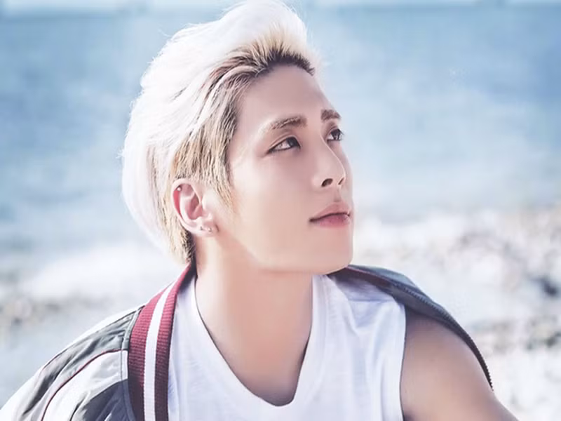 Sau thời gian dài chịu đựng căn bệnh trầm cảm, nam ca sĩ Kim Jonghyun nhóm SHINee tự sát tại nhà riêng vào tháng 12/2017. Ảnh: Koreaboo