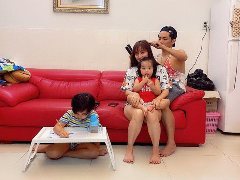 Phan Hiển xứng danh “ông chồng quốc dân” khi sấy tóc cho vợ. Ảnh: Sức khỏe và đời sống