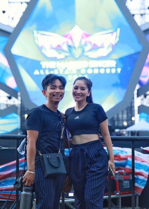 Trong lúc tập luyện cho một chương trình, Phan Hiển khuân vác đồ đạc mang theo để Khánh Thi được thảnh thơi. Anh chia sẻ trên VTC: “Tôi không bao giờ để bà xã phải nặng nhọc. Tôi tình nguyện làm osin không công miễn vợ thấy vui thấy thoải mái tinh thần là được”. Ảnh: VTC