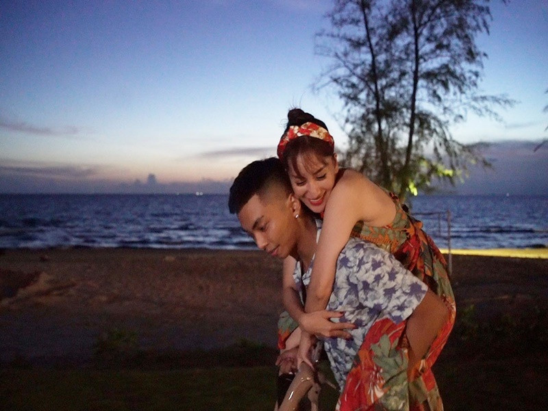 Phan Hiển sẵn sàng cõng Khánh Thi khi cô kêu đau chân. Ảnh: Vietnamnet