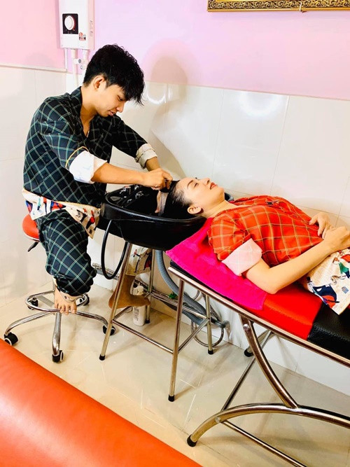Sau khi gội đầu cho Khánh Thi, anh được bà xã chăm sóc lại. Ảnh: Yan