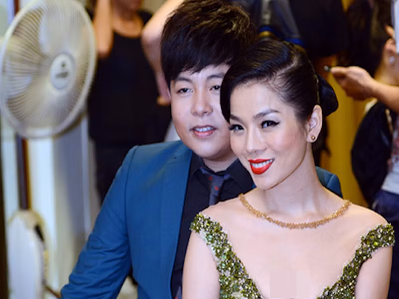 Mới đây, Quang Lê chia sẻ về mối quan hệ với người tình sân khấu Lệ Quyên. Theo Vietnamnet, cả hai gặp nhau năm 2005. Lúc đó, Lệ Quyên mới vào nghề. Vì ngưỡng mộ trước giọng hát của Quang Lê, trong chuyến lưu diễn ở Mỹ, nữ ca sĩ nhờ đàn anh ký tặng đĩa nhạc làm kỷ niệm và tặng bạn bè. Ảnh: Vietnamnet