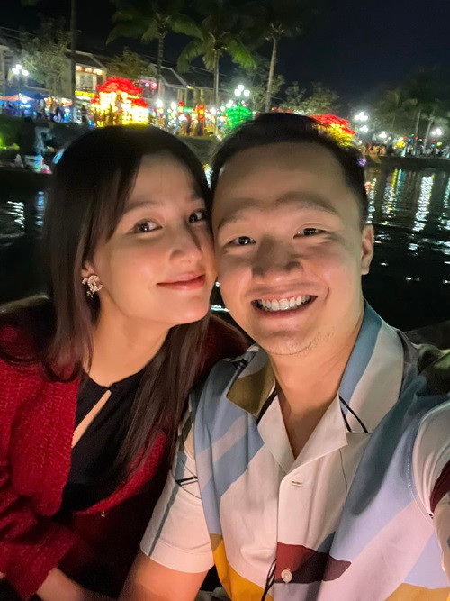 Đôi uyên ương tham gia các sự kiện giải trí, đi du lịch.