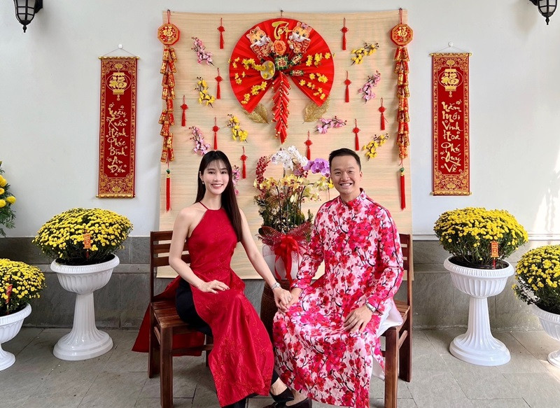 Sau màn cầu hôn, Diễm My và bạn trai sánh đôi bên nhau như thường lệ.