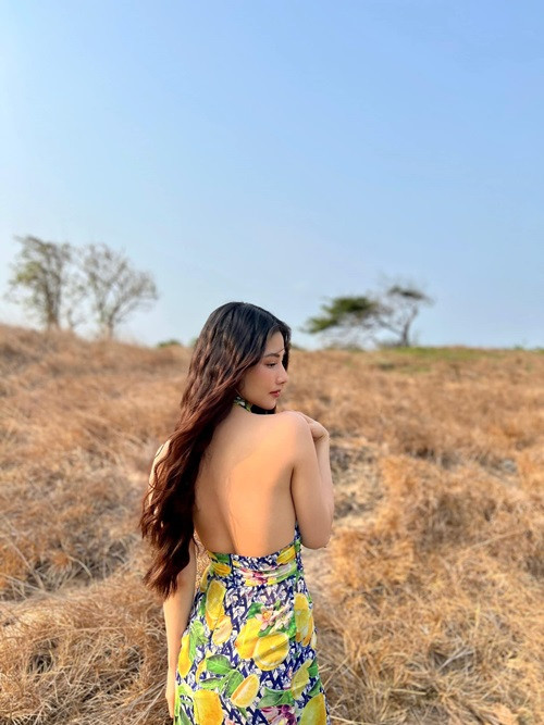 Cô tự tin khoe ba vòng gợi cảm.