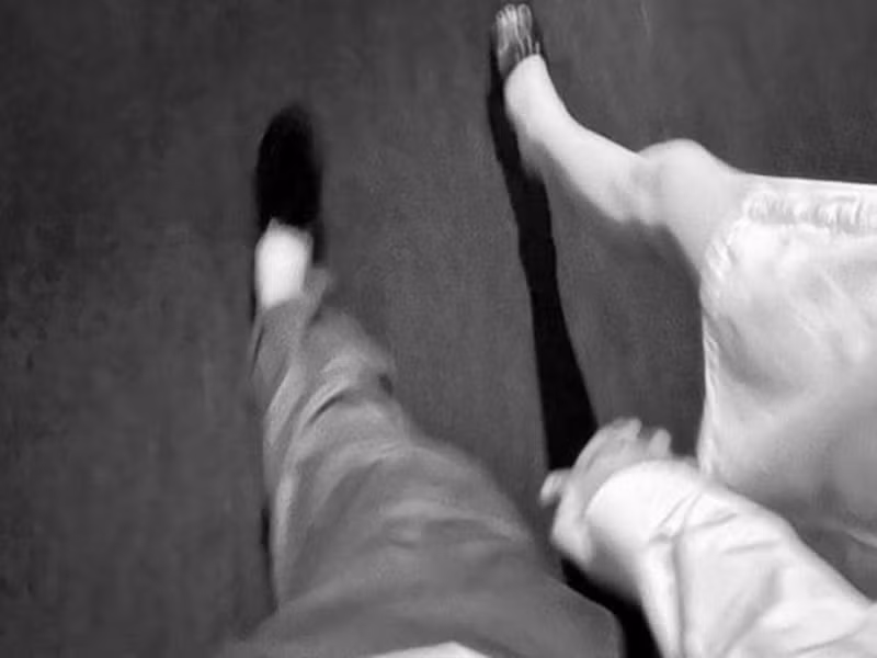 Tháng 2/2022, Rocker Nguyễn đăng tải khoảnh khắc nắm tay cô gái bí ẩn đồng thời viết: "Happy Valentine 1". Trước nghi vấn có tình mới, nam diễn viên không lên tiếng. Ảnh: Instagram