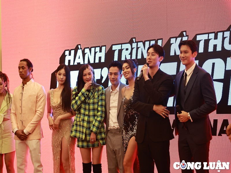 Mới đây, nam ca sĩ tham gia chương trình truyền hình thực tế Hành trình kỳ thú - Let's feast Vietnam. Ảnh: Công luận