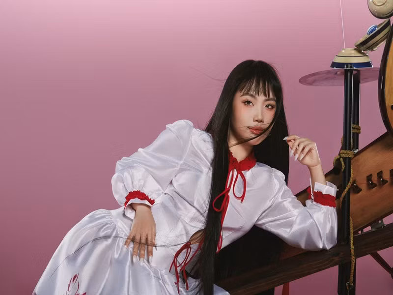 Giọng ca sinh năm 2003 cho biết, đeo kính khiến việc học nhảy của cô trở nên bất tiện, khó có thể thực hiện những động tác đòi hỏi tính chuyên môn cao.