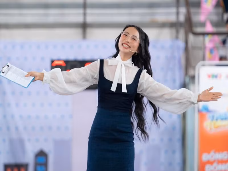 "Chi không muốn biến mình theo phong cách táo bạo hay quyến rũ. Làm cách nào để tạo dựng hình ảnh mới trong lòng công chúng thì Chi chưa tưởng tượng được", giọng ca sinh năm 2003 chia sẻ.