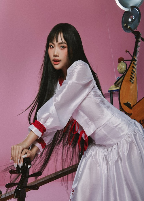 Việc trang điểm cho đôi mắt của Phương Mỹ Chi cũng không dễ dàng.