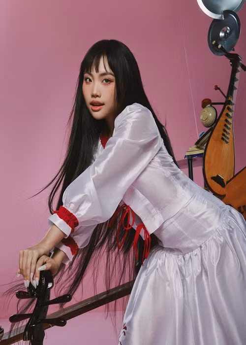 Việc trang điểm cho đôi mắt của Phương Mỹ Chi cũng không dễ dàng.