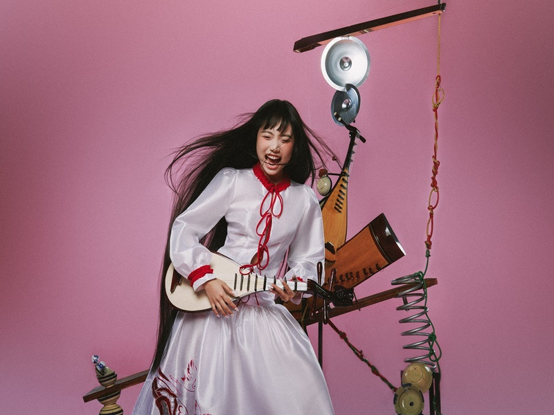 Nữ ca sĩ được nhận xét nhan sắc thăng hạng sau khi mổ mắt cận.