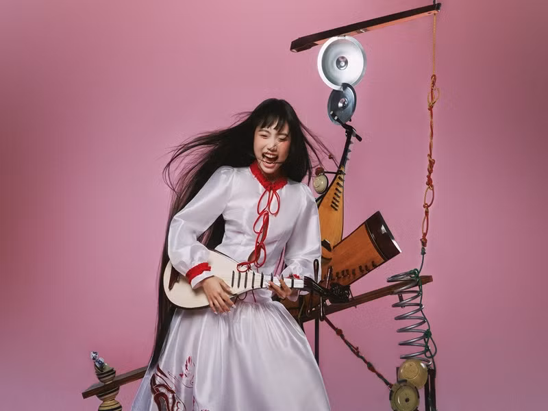 Nữ ca sĩ được nhận xét nhan sắc thăng hạng sau khi mổ mắt cận.