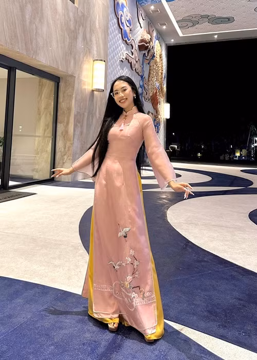 Tuổi 20, Phương Mỹ Chi vẫn đắt show ca hát.