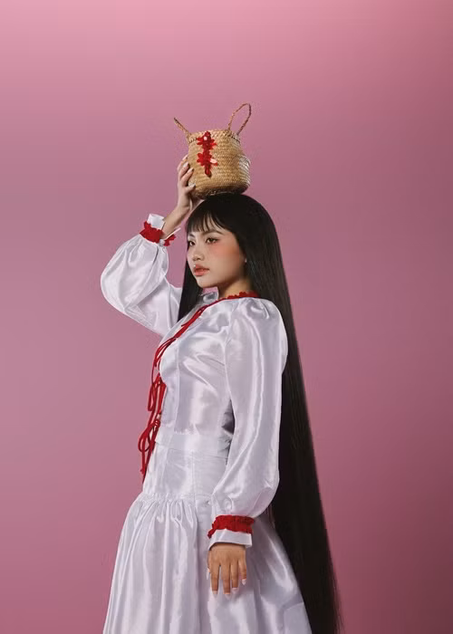 "Tuổi 20 tưởng như đang bước đi về phía mặt trời rực rỡ, với nhiều trải nghiệm đẹp, nhiều cảm xúc mới lạ đang chờ đón. Chi muốn chia sẻ niềm hạnh phúc khi thấy mình rất mới trong bộ ảnh này đến với mọi người", Phương Mỹ Chi bày tỏ.