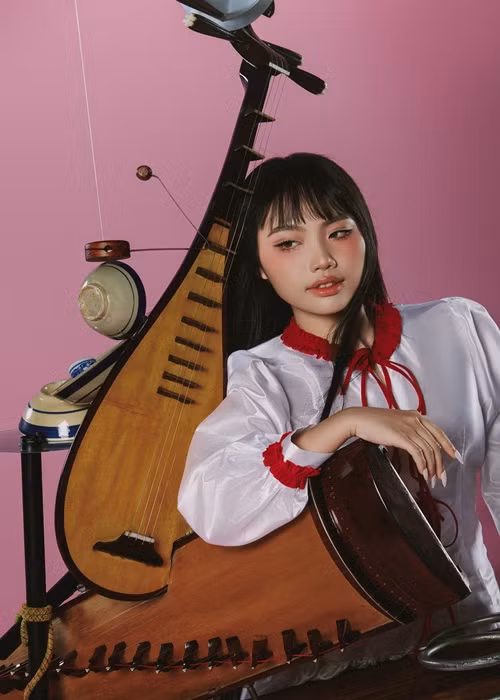 Theo Hoa học trò, Phương Mỹ Chi mổ mắt cận và tháo kính vì muốn bản thân mới mẻ để thuận tiện hơn khi làm nghề.