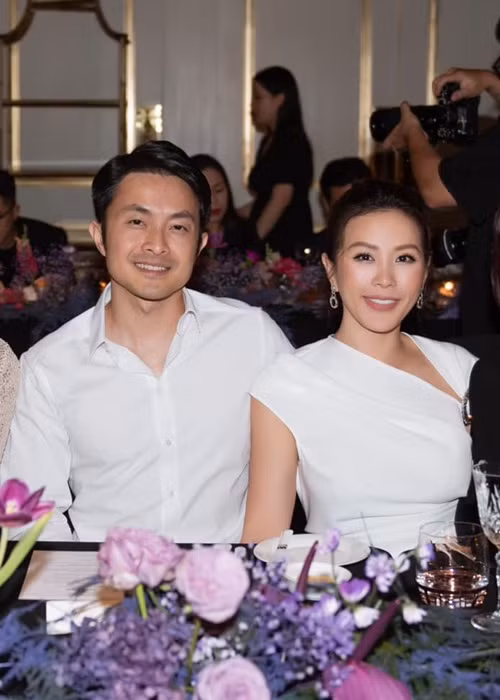 Trong cuộc phỏng vấn với Vietnamnet, Thu Hoài cho biết, vợ chồng san sẻ việc nhà nhưng tài chính độc lập. Ảnh: FBNV